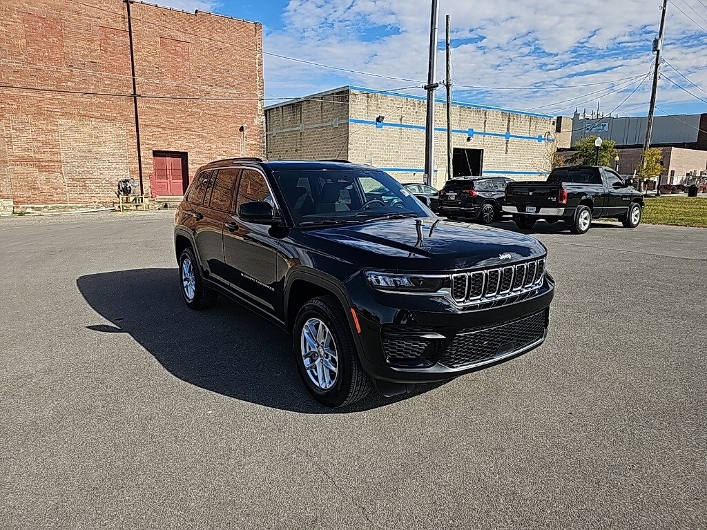 2025 Jeep Grand Cherokee Laredo photo 3