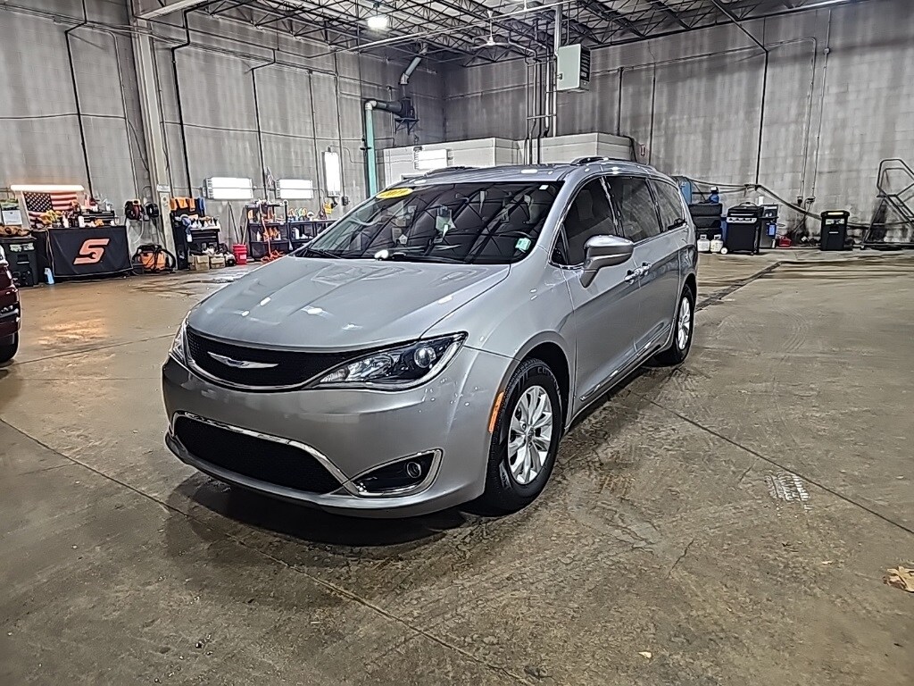 2019 Chrysler Pacifica Touring L photo 2