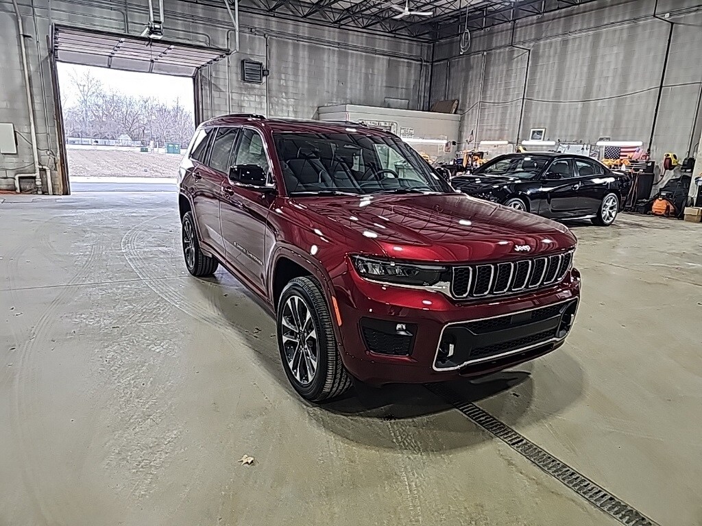 2025 Jeep Grand Cherokee Overland photo 3