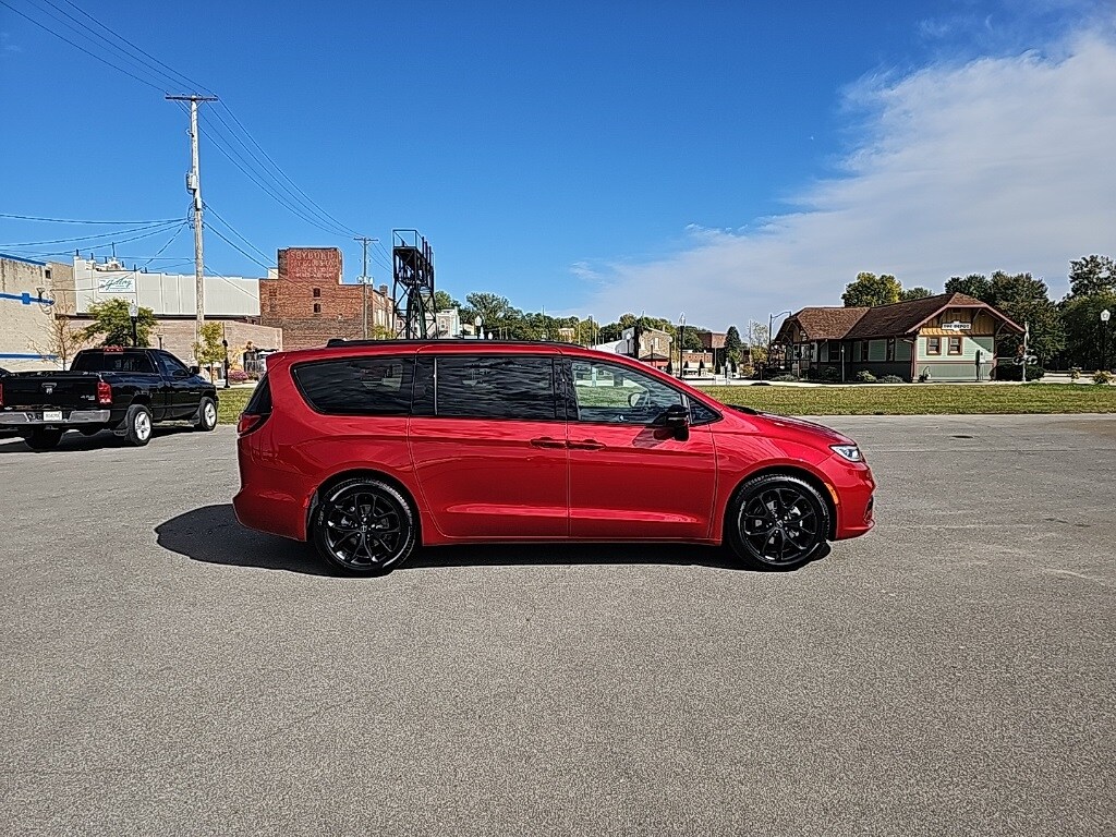 2026 Chrysler Pacifica Limited photo 4