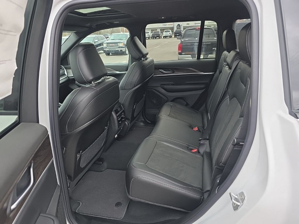 2026 Jeep Grand Cherokee Laredo - Photo 13