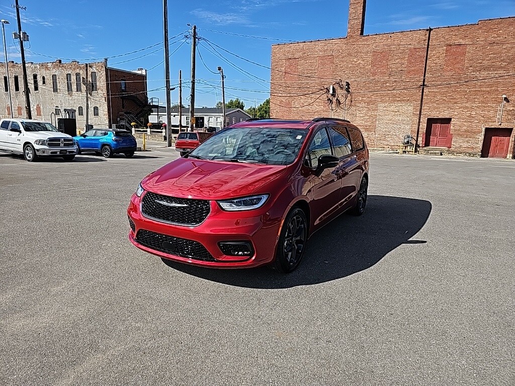 2026 Chrysler Pacifica Limited photo 2