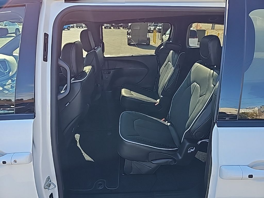 2026 Chrysler Pacifica Limited - Photo 13