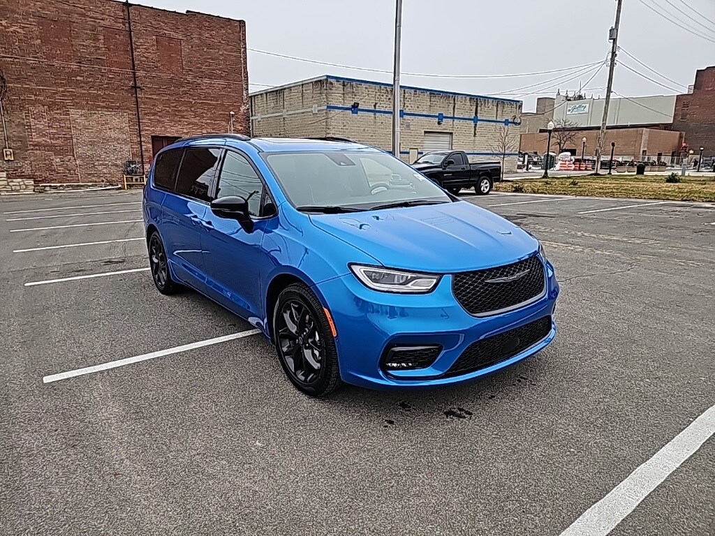 2026 Chrysler Pacifica Limited photo 3