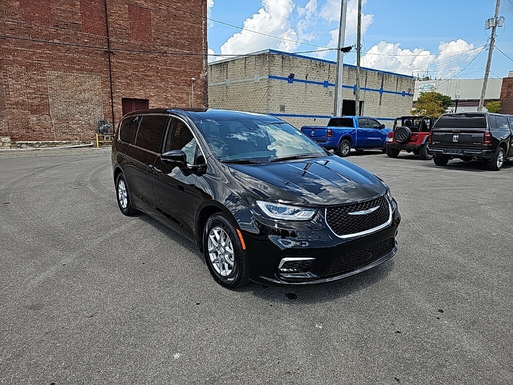 2026 Chrysler Pacifica photo 3
