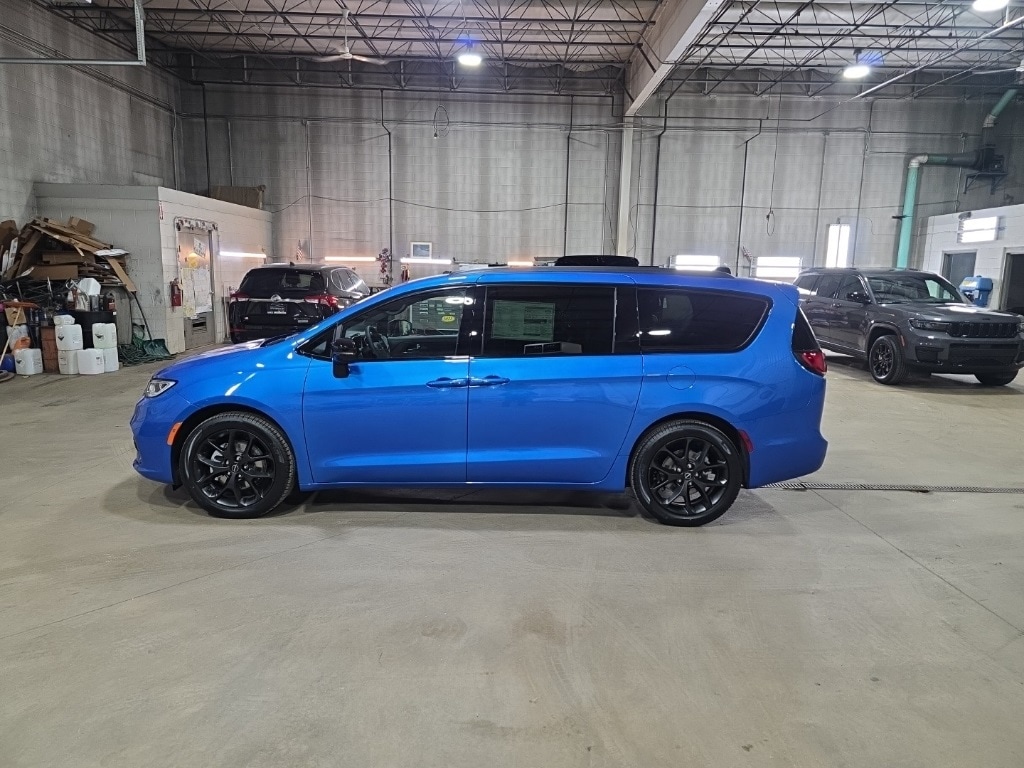New 2026 Chrysler Pacifica SELECT Passenger Van