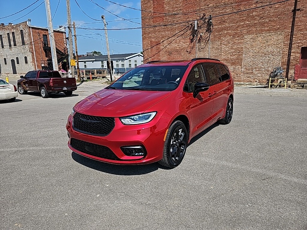 2026 Chrysler Pacifica Limited photo 2