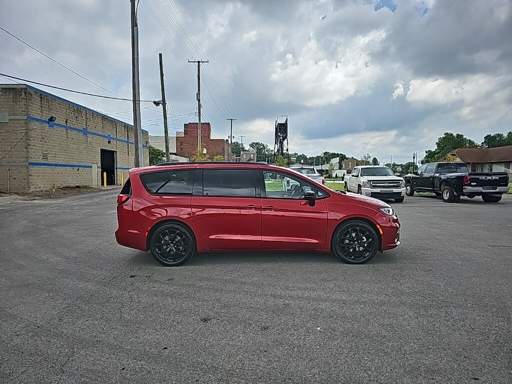 2026 Chrysler Pacifica Limited photo 4