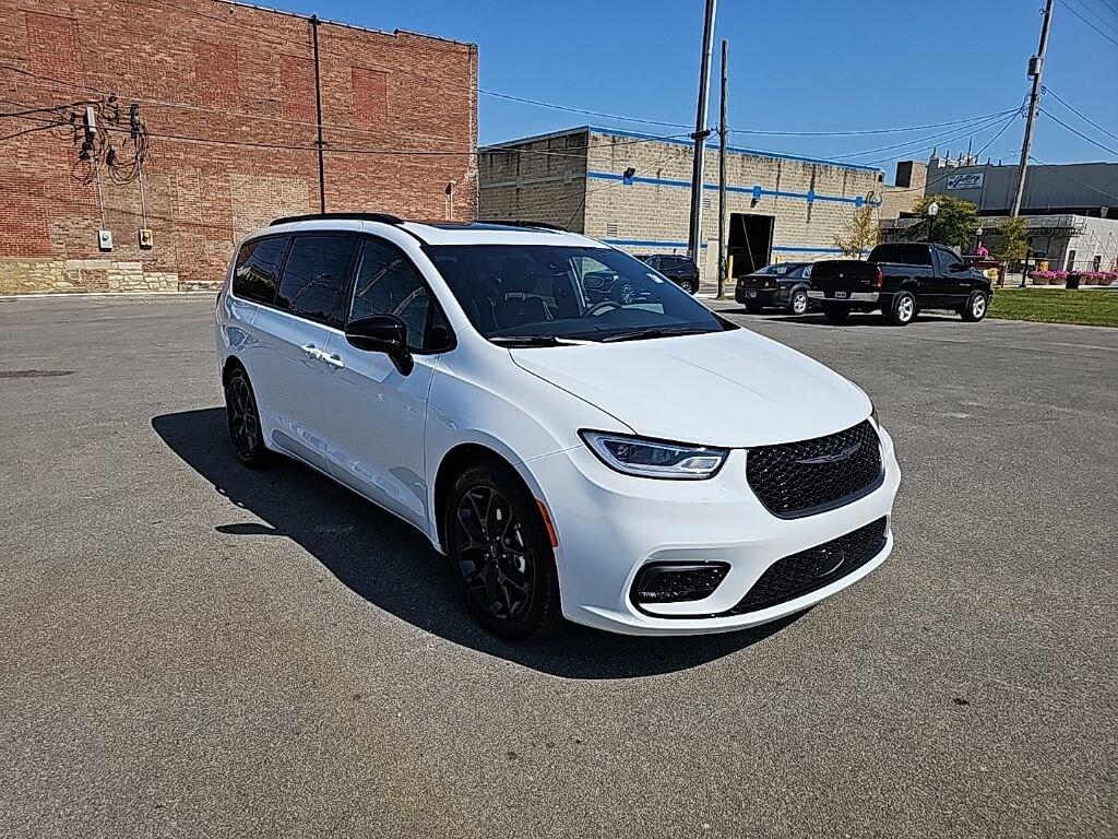 New 2026 Chrysler Pacifica LIMITED Passenger Van