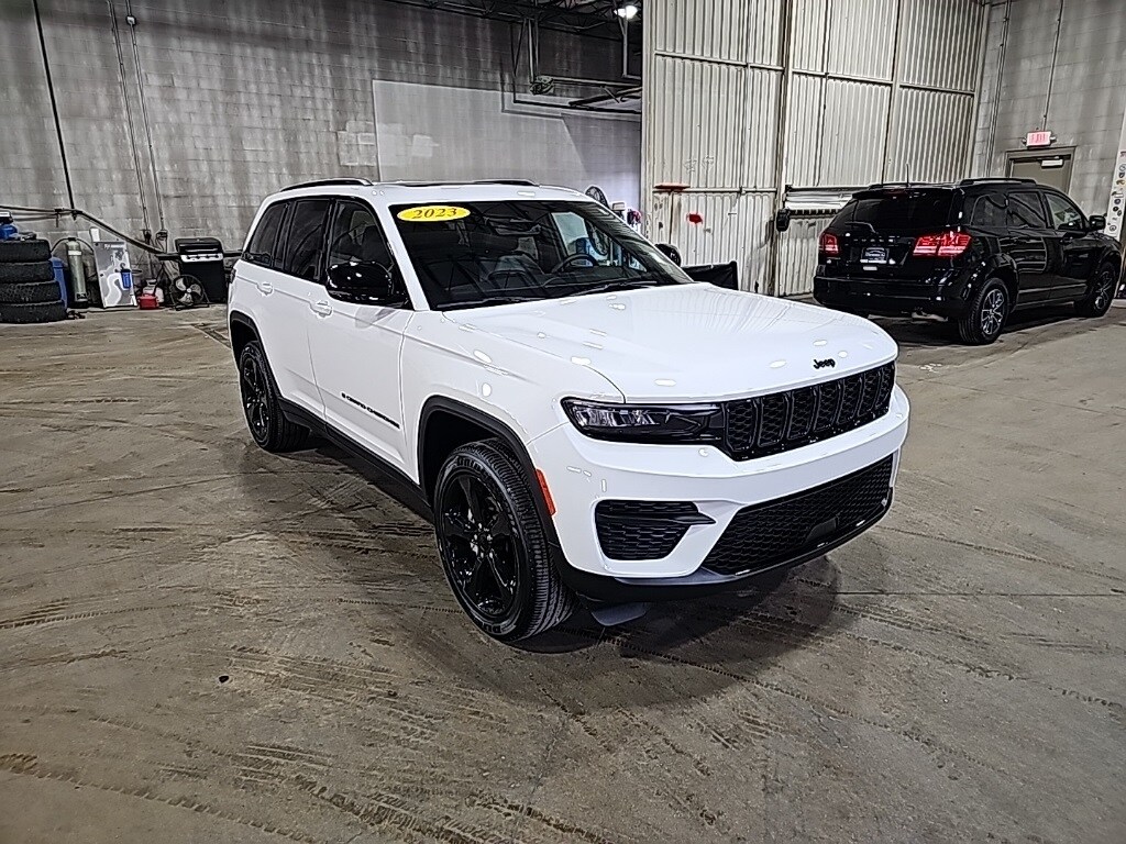 2023 Jeep Grand Cherokee Laredo photo 2