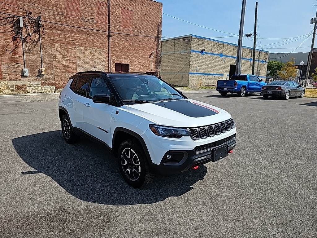 2024 Jeep Compass Trailhawk photo 2