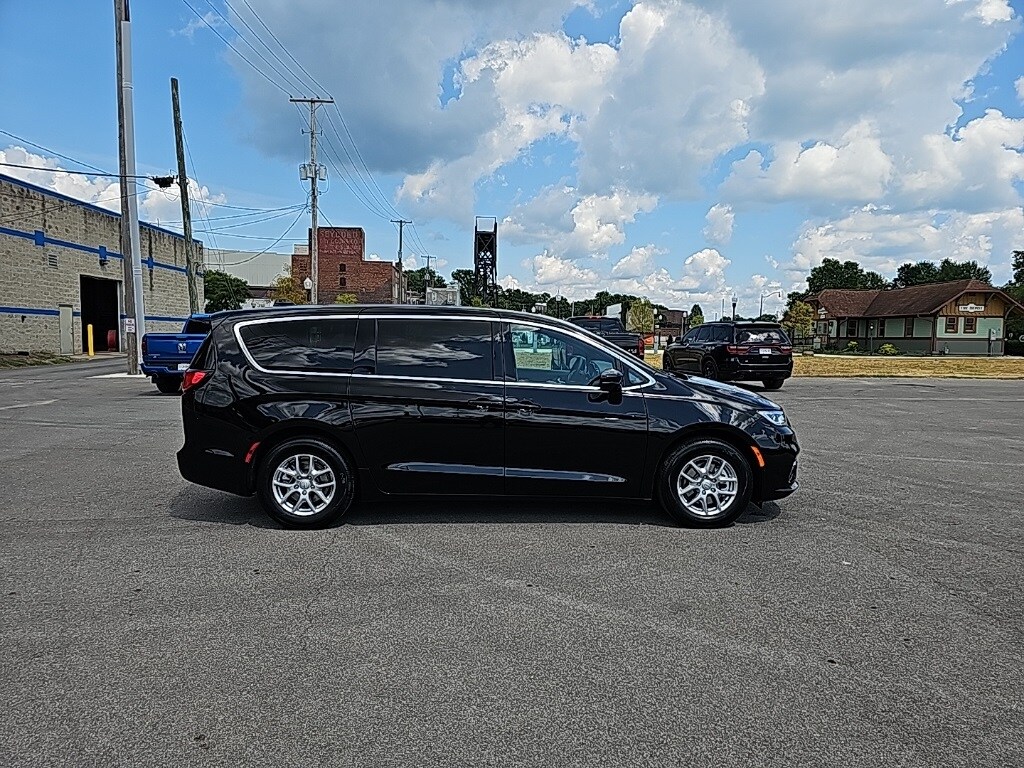 2026 Chrysler Pacifica photo 4