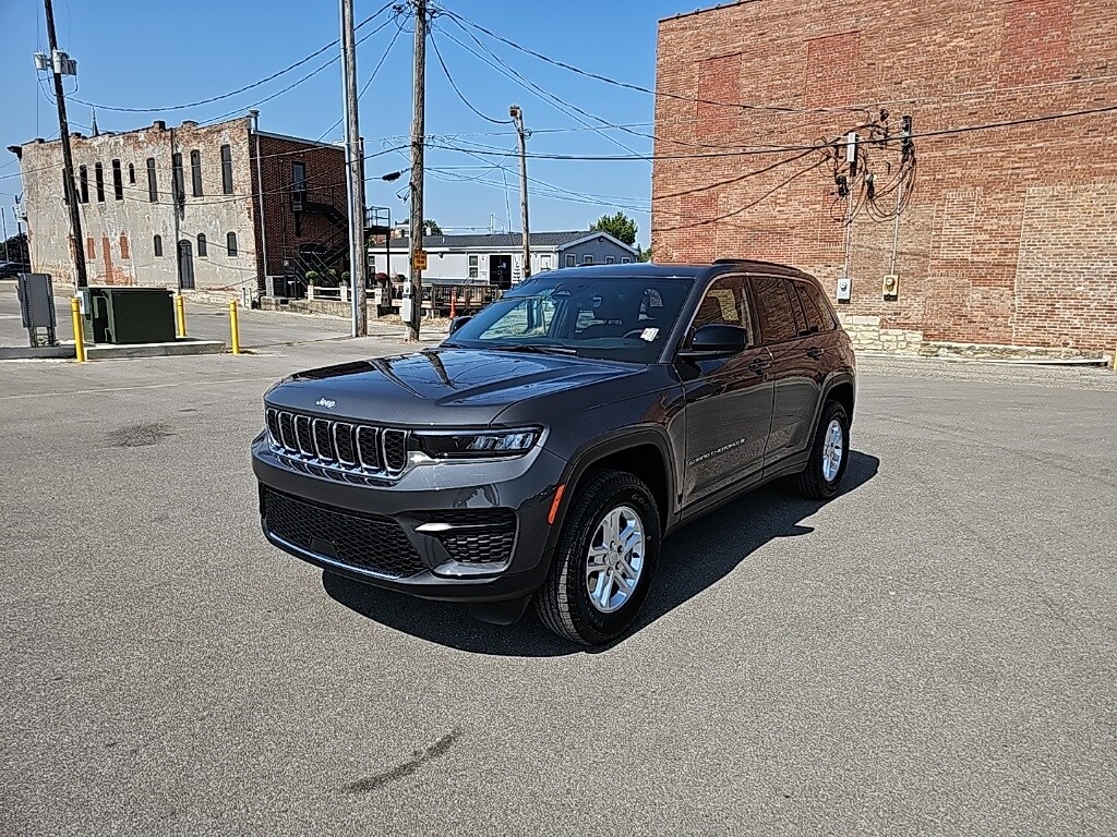 2025 Jeep Grand Cherokee Laredo photo 2