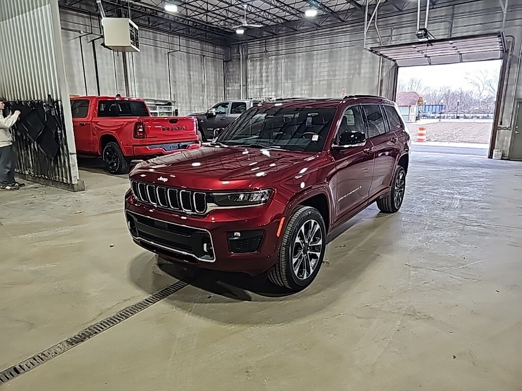 2025 Jeep Grand Cherokee Overland photo 2