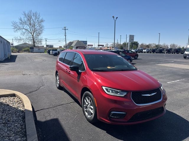 2026 Chrysler Pacifica Select's photo
