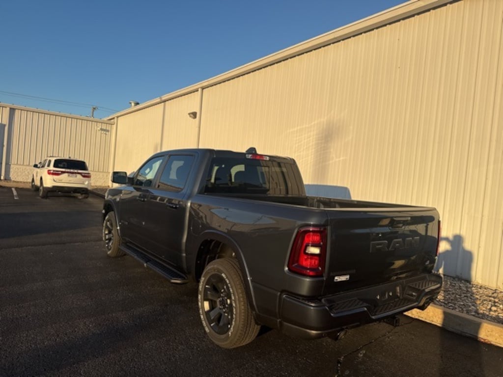 New 2026 Ram 1500 BIG HORN CREW CAB 4X4 5'7 BOX Pickup