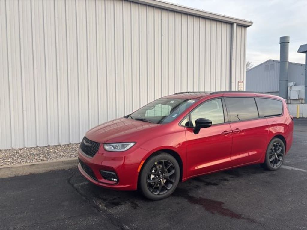 New 2026 Chrysler Pacifica LIMITED Passenger Van