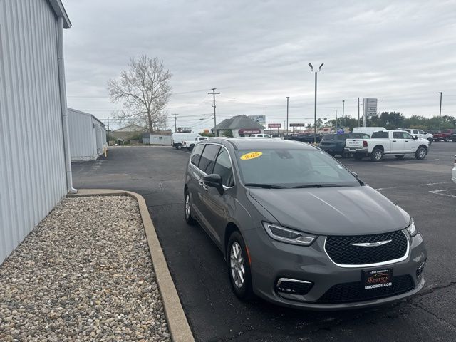 2025 Chrysler Pacifica Select's photo