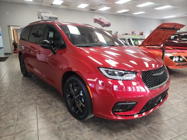 2026 Chrysler Pacifica Limited's photo