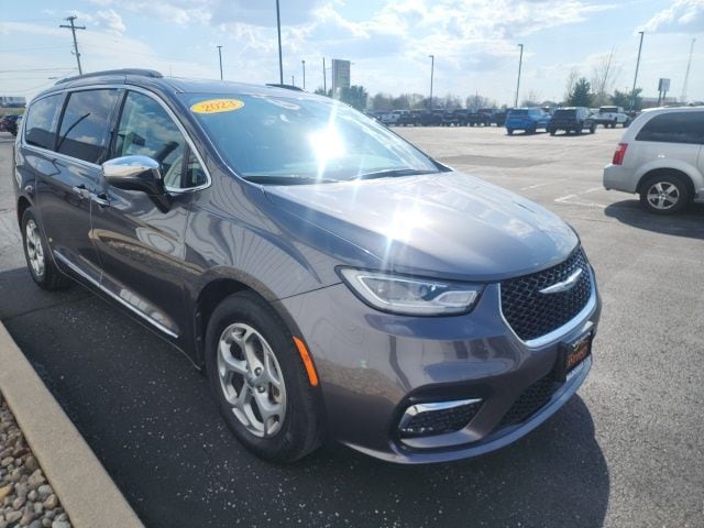 2023 Chrysler Pacifica Limited's photo