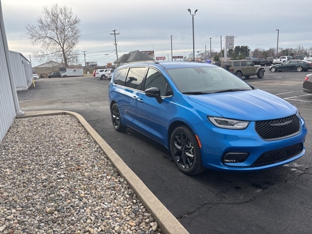 2026 Chrysler Pacifica Select's photo