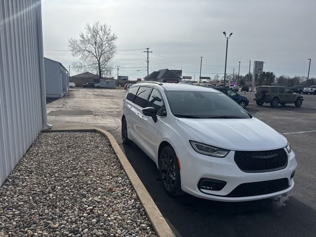 2026 Chrysler Pacifica Select's photo