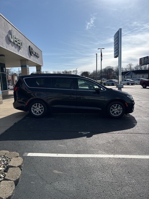 2022 Chrysler Pacifica Touring L photo 4