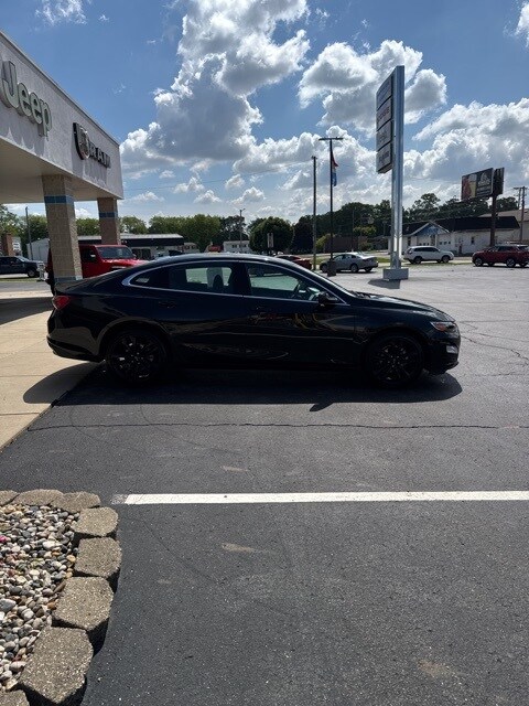 2024 Chevrolet Malibu 1LT photo 2