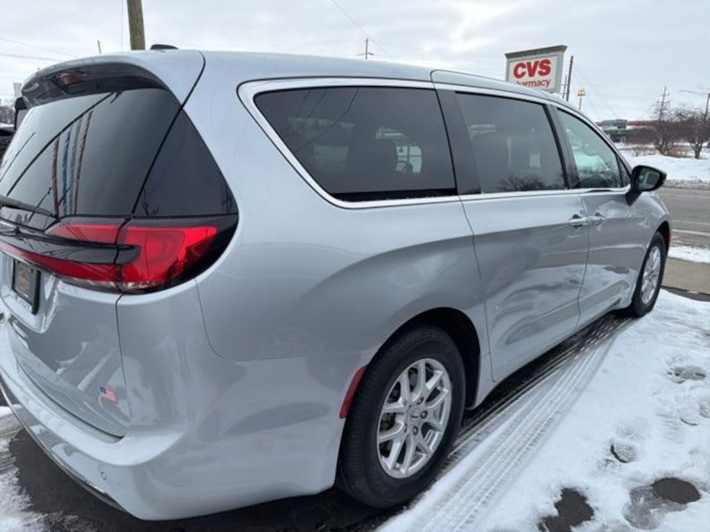 Used 2024 Chrysler Pacifica Touring L Minivan/Van