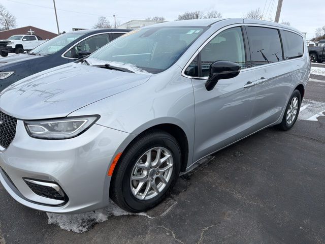 2024 Chrysler Pacifica Touring L's photo