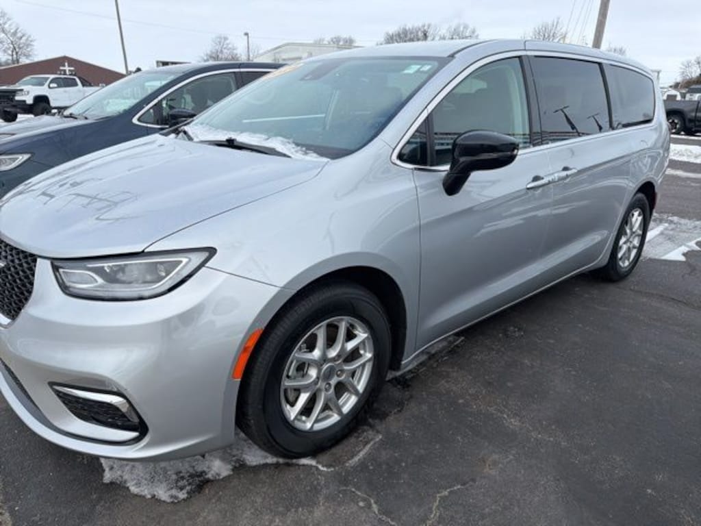 Used 2024 Chrysler Pacifica Touring L Minivan/Van