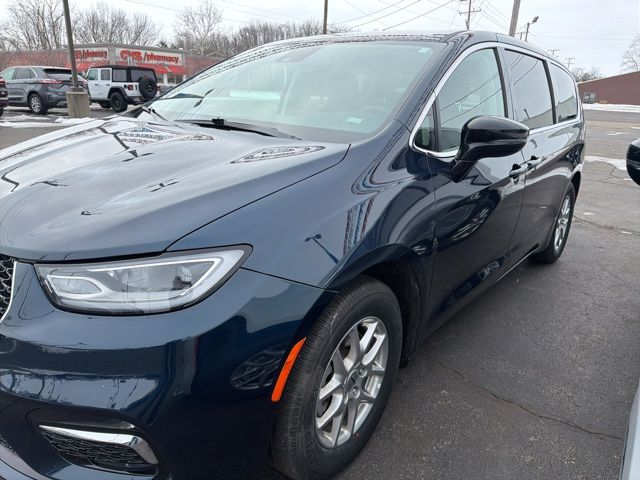 2024 Chrysler Pacifica Touring L's photo