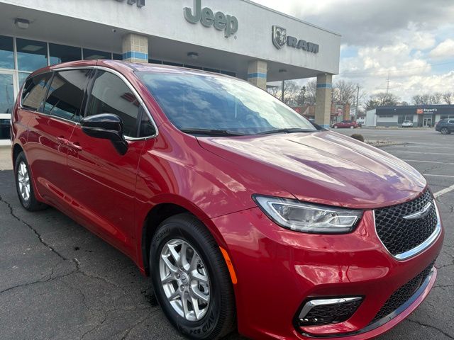 2026 Chrysler Pacifica Select's photo