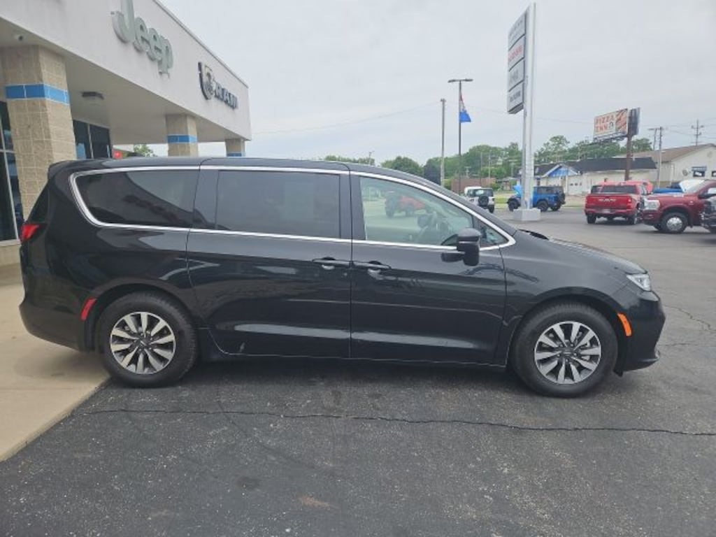 Used 2023 Chrysler Pacifica Hybrid Touring L Minivan/Van