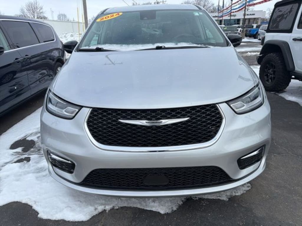 Used 2024 Chrysler Pacifica Touring L Minivan/Van