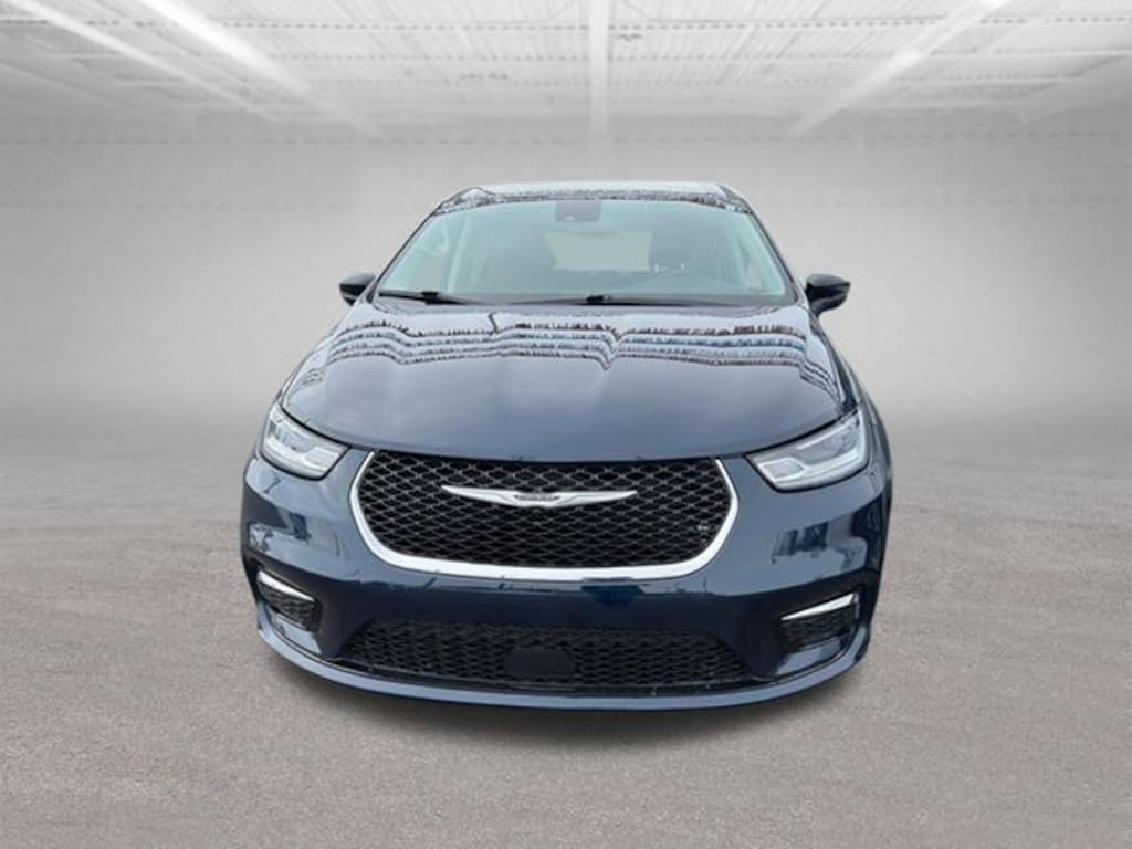 Used 2024 Chrysler Pacifica Touring L Minivan/Van