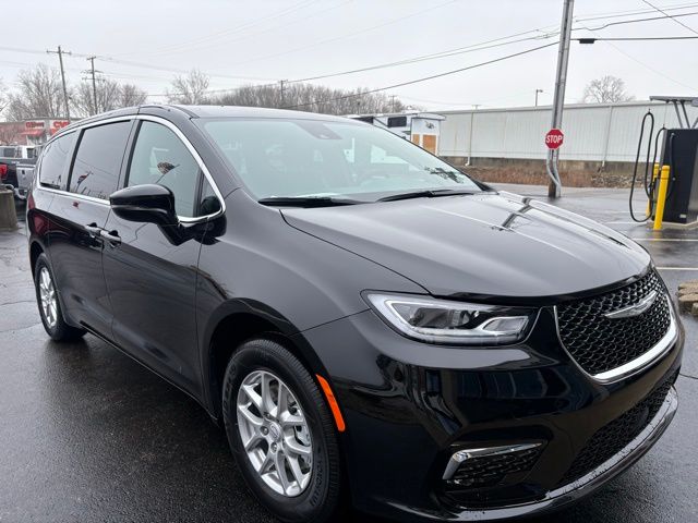 2026 Chrysler Pacifica Select's photo