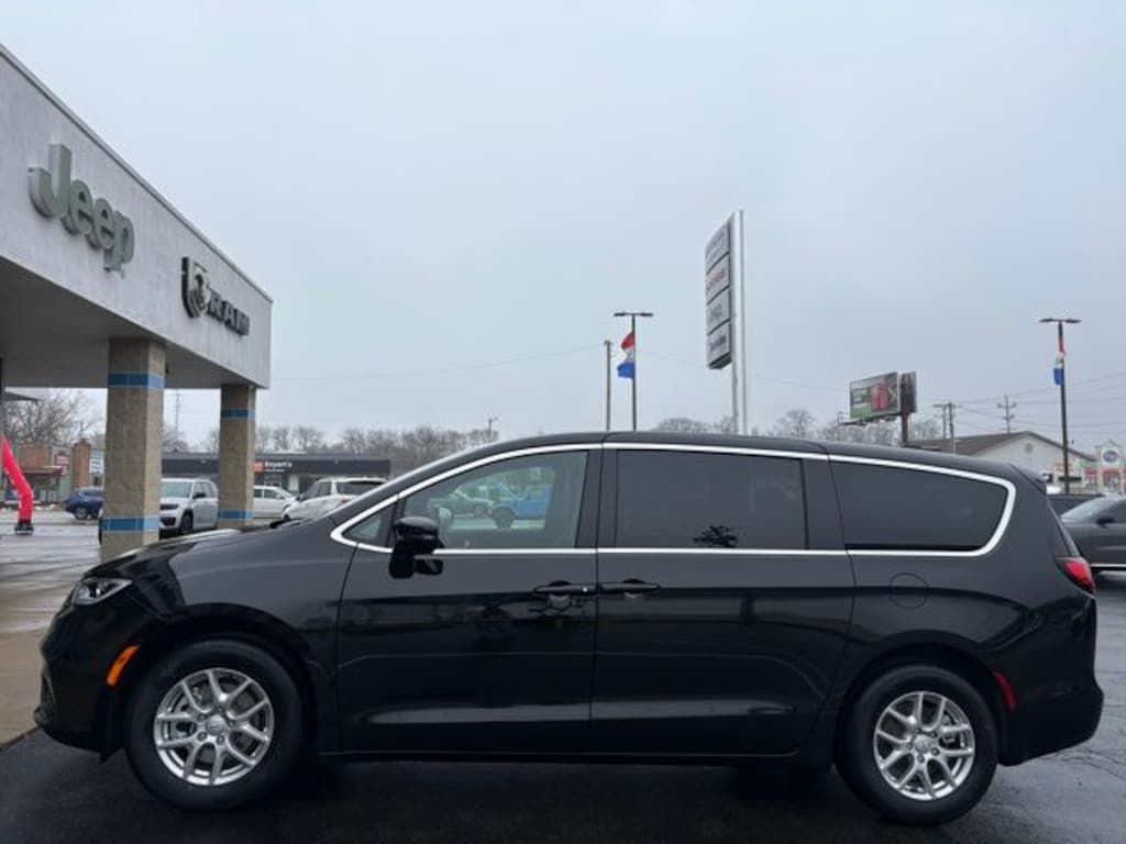 New 2026 Chrysler Pacifica SELECT Passenger Van