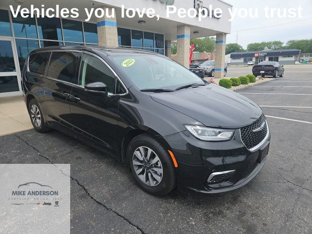 2023 Chrysler Pacifica Hybrid Touring L Hybrid's photo