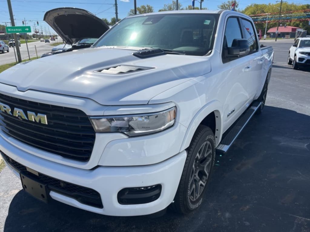 New 2025 Ram 1500 LARAMIE CREW CAB 4X4 5'7 BOX Pickup