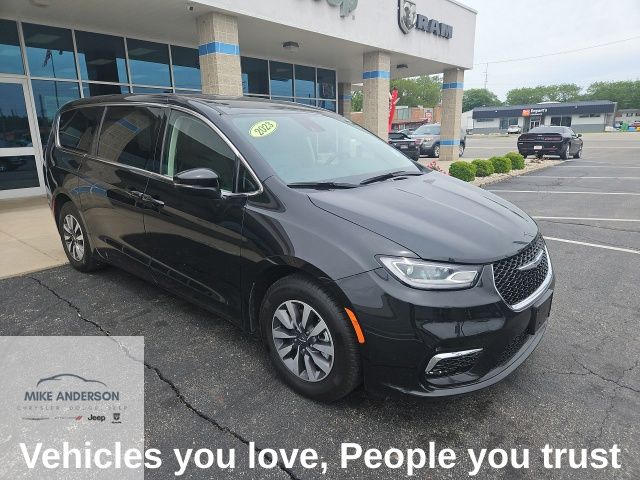 2023 Chrysler Pacifica Hybrid Touring L Hybrid's photo