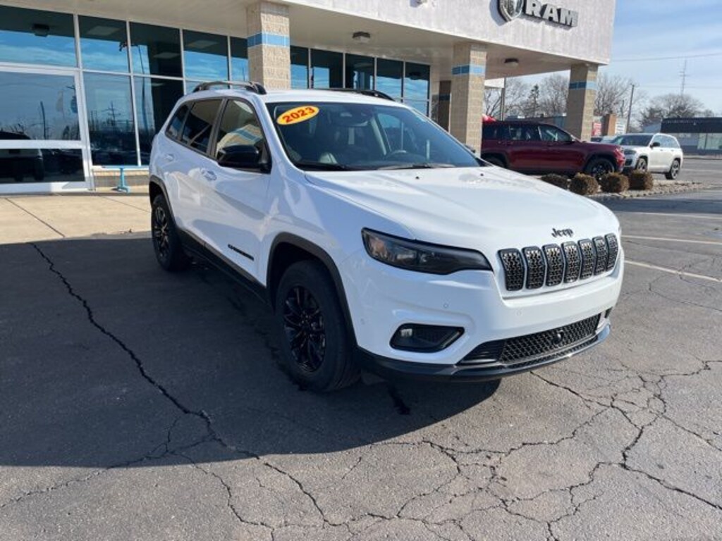 Used 2023 Jeep Cherokee Altitude SUV