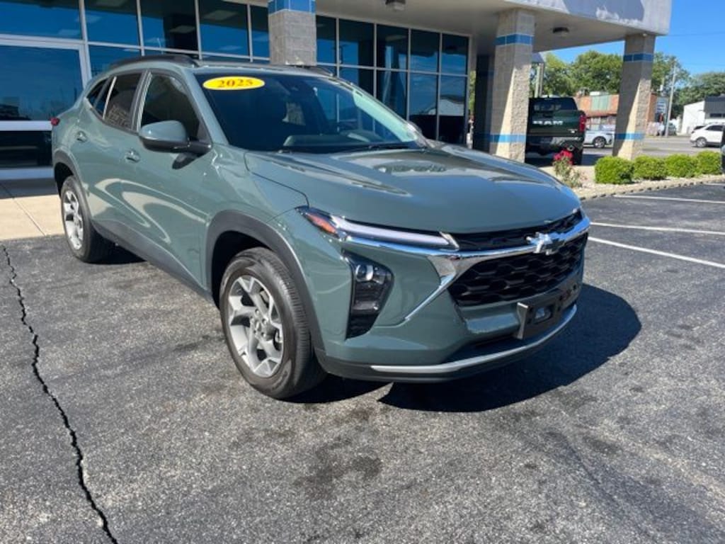 Used 2025 Chevrolet Trax LT SUV