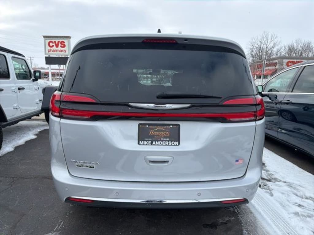 Used 2024 Chrysler Pacifica Touring L Minivan/Van