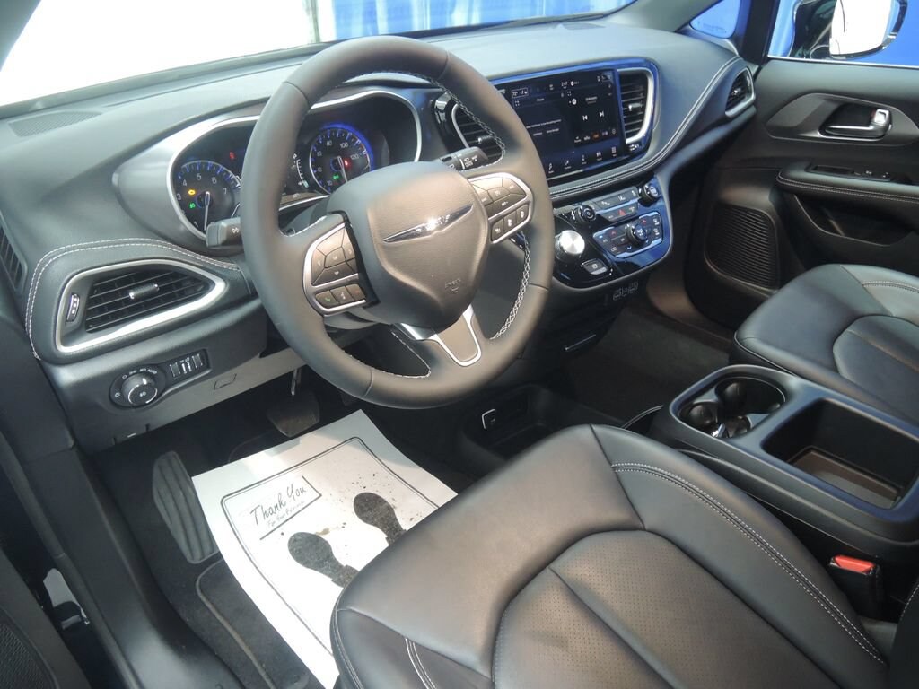 Used 2025 Chrysler Pacifica Select