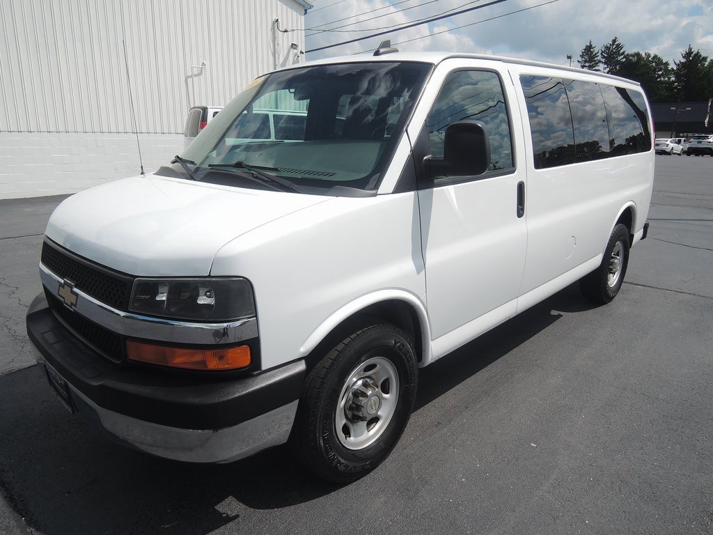 2016 Chevrolet Express Passenger 3500 LT photo 2