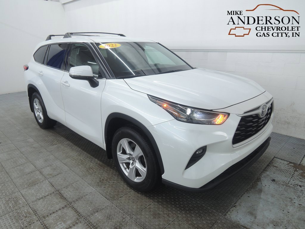 2022 Toyota Highlander LE's photo
