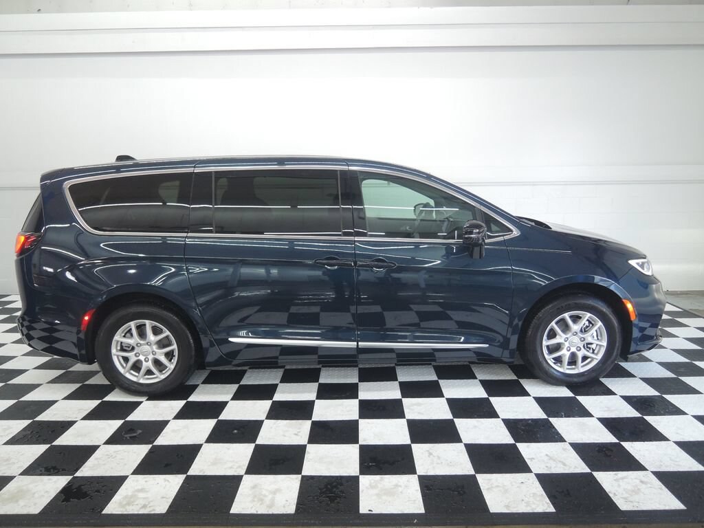 Used 2025 Chrysler Pacifica Select