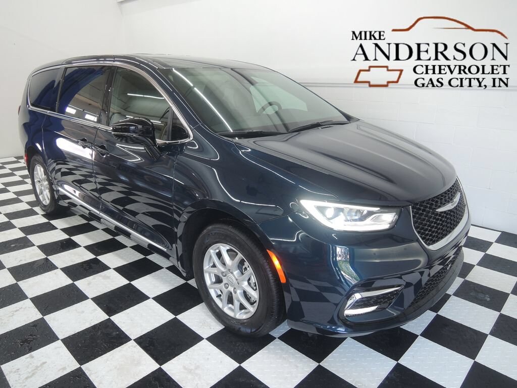 Used 2025 Chrysler Pacifica Select