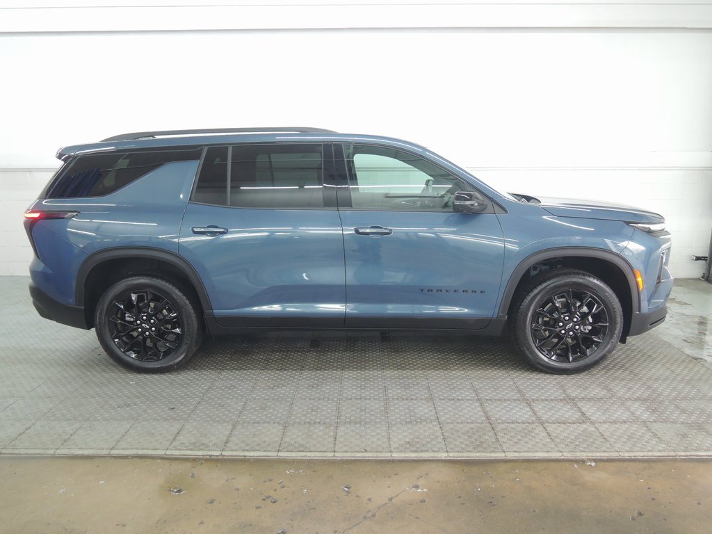 2024 Chevrolet Traverse photo 2